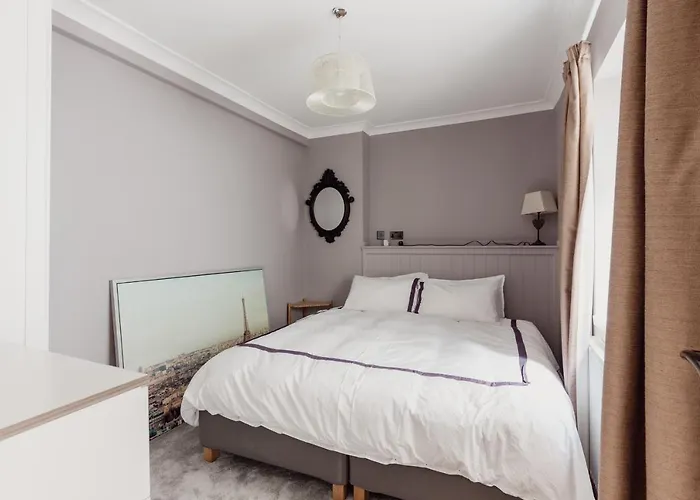 Charming & Beautiful 2 Bed Flat In Zone 1