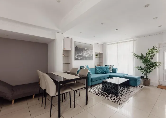 Charming & Beautiful 2 Bed Flat In Zone 1