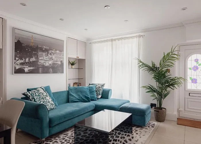Charming & Beautiful 2 Bed Flat In Zone 1